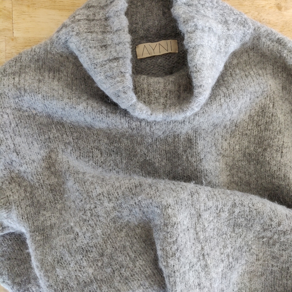 AYNI turtleneck grey sweater